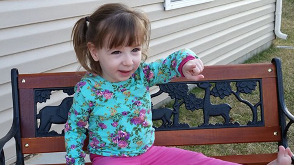 Pour ses 3 ans, Paige, atteinte de la maladie des os de verre, attend votre carte