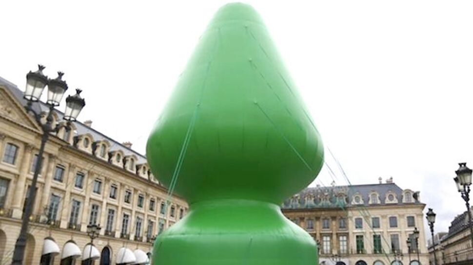 Sapin vert ou sex-toy géant place Vendôme ? La sculpture qui dérange