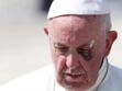 Pourquoi le pape a-t-il un œil au beurre noir ?