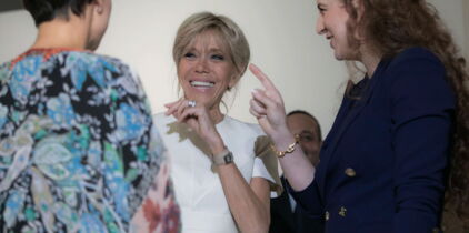 Photos - Brigitte Macron Lumineuse Et élégante, Fait Mouche En Robe ...