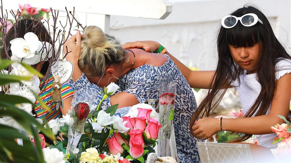 Photos - Laeticia Hallyday fond en larmes sur la tombe de Johnny avec Jade et Joy