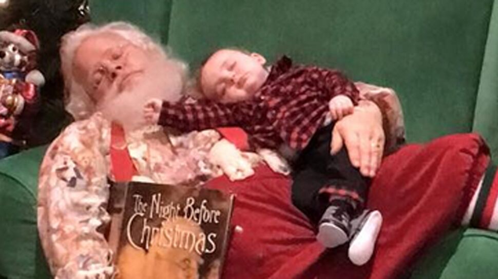 Photos : les adorables clichés d'un bébé endormi dans les bras du Père Noël