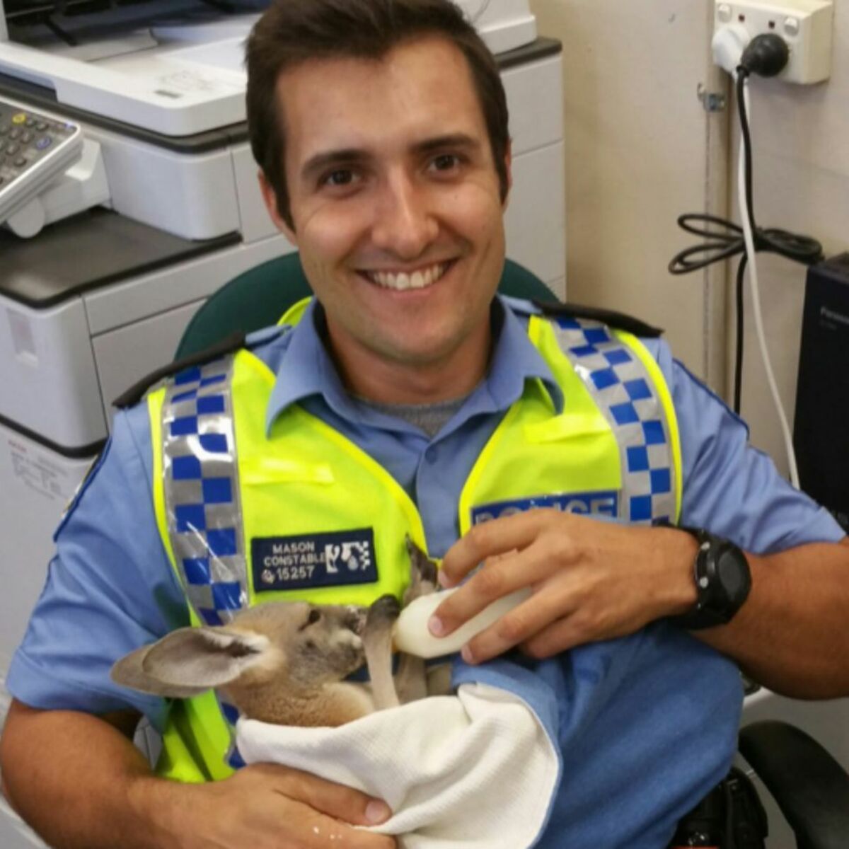 Trop Mignon Un Policier Adopte Un Bebe Kangourou Femme Actuelle Le Mag