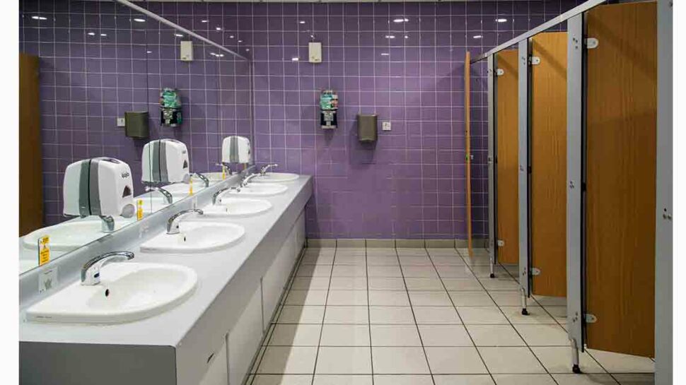 Dans les toilettes publiques, quels sont les cabinets les plus propres?
