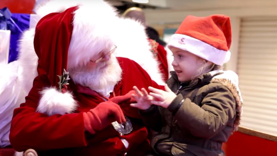 Vidéo : émouvante rencontre entre le père Noël et une petite fille malentendante