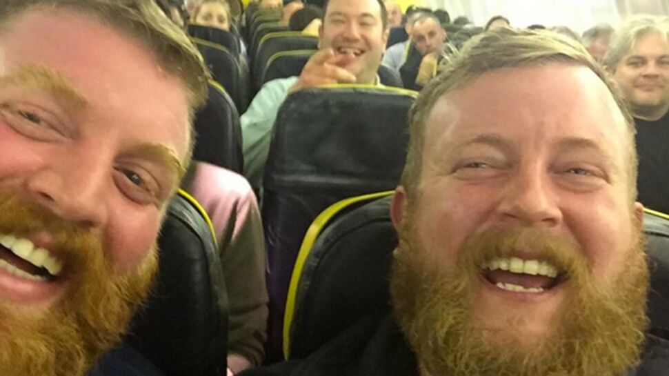 A bord d'un avion, il se retrouve assis à côté de son sosie!