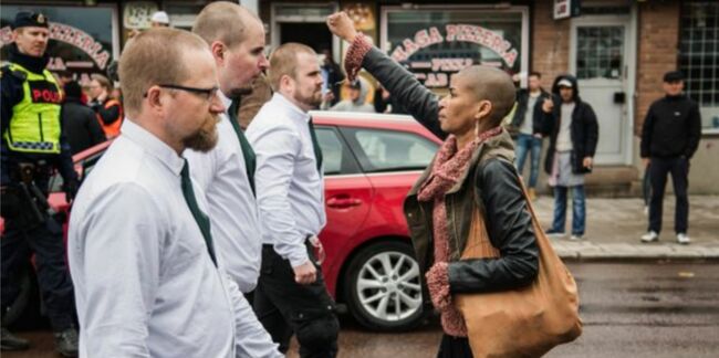 Suède : Elle lève le poing face aux néo-nazis