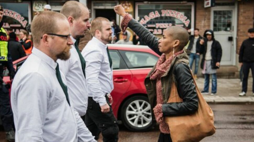 Suède : Elle lève le poing face aux néo-nazis