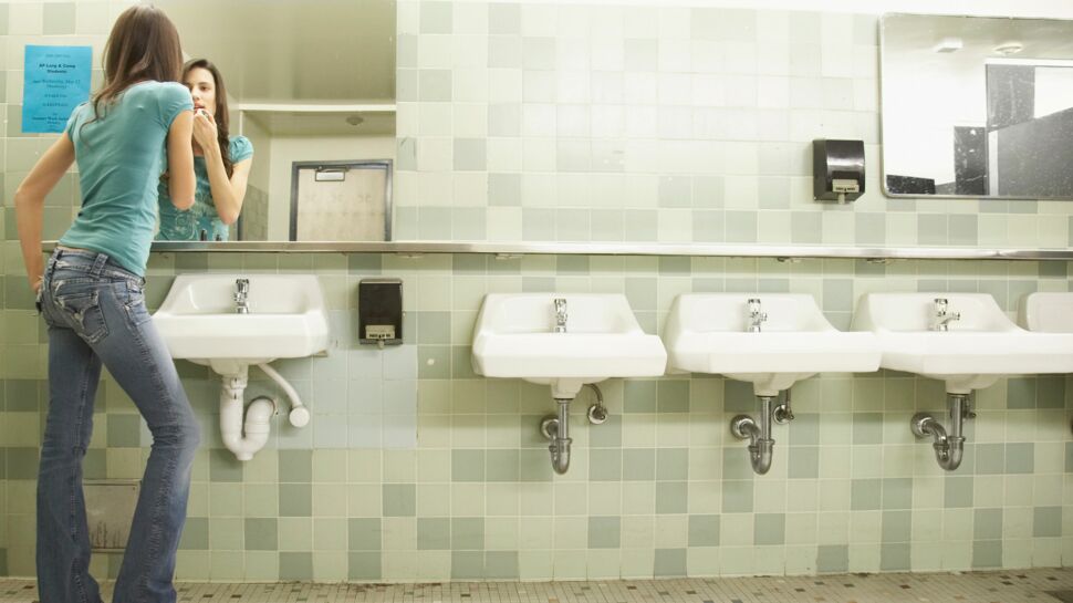 Toilettes des collèges et lycées: pourquoi les jeunes les évitent