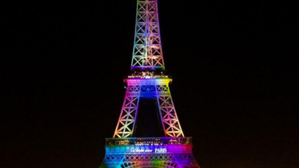 Attentat d’Orlando : la tour Eiffel illuminée aux couleurs de la communauté LGBT