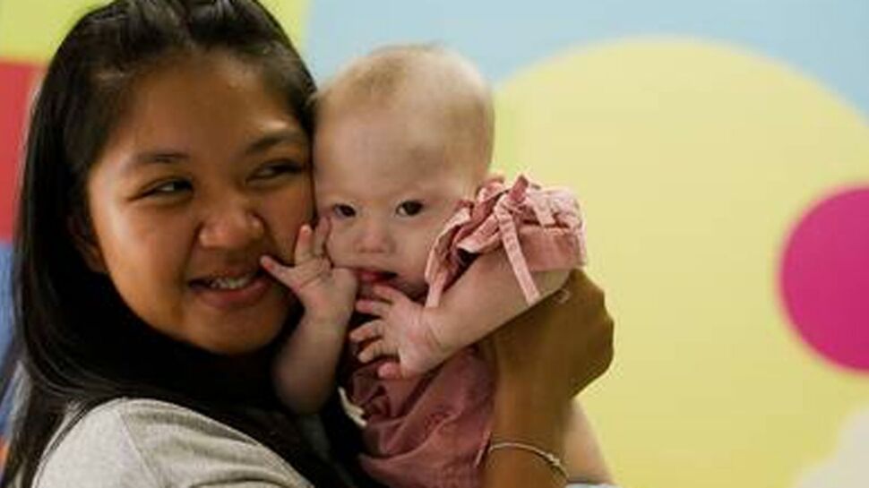 Un bébé trisomique abandonné à sa mère porteuse : l'histoire qui émeut le monde entier