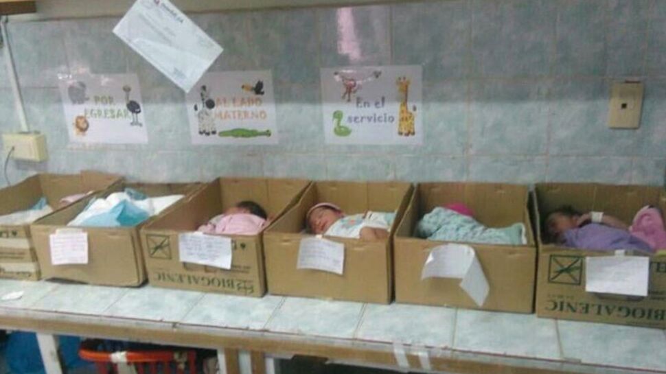 Venezuela : des boîtes en carton en guise de berceau dans les maternités