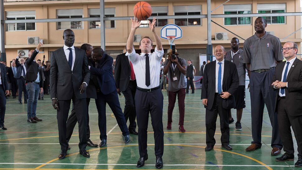 Vidéo - Emmanuel Macron joue (maladroitement) au basket au Nigeria