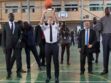 Vidéo - Emmanuel Macron joue (maladroitement) au basket au Nigeria