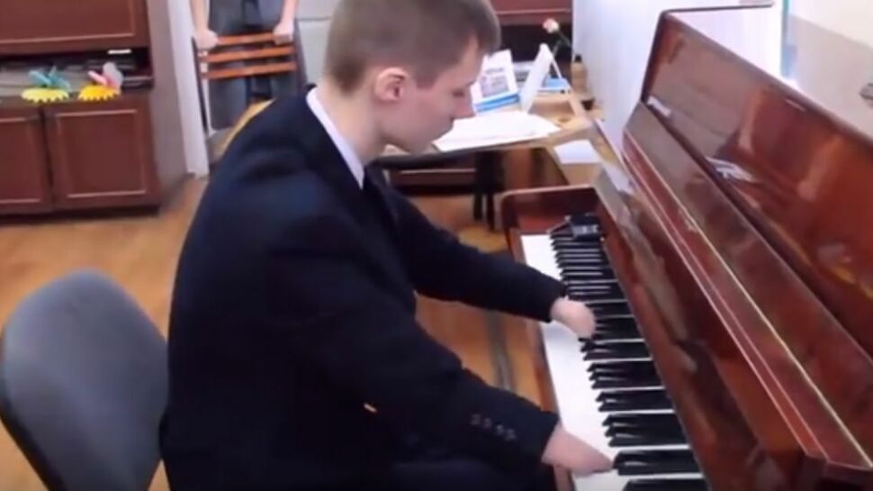 (VIDEO) L'incroyable succès d'un pianiste sans doigts