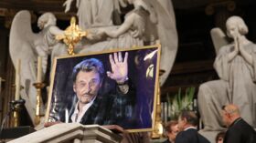 Hommage A Johnny Hallyday Un Membre De La Famille Parmi Les Invites De La Messe Anniversaire Femme Actuelle Le Mag