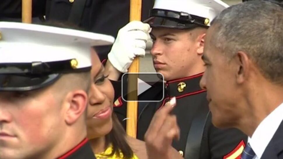 Vidéo : Quand Michelle Obama nettoie le nez de son mari en pleine cérémonie officielle