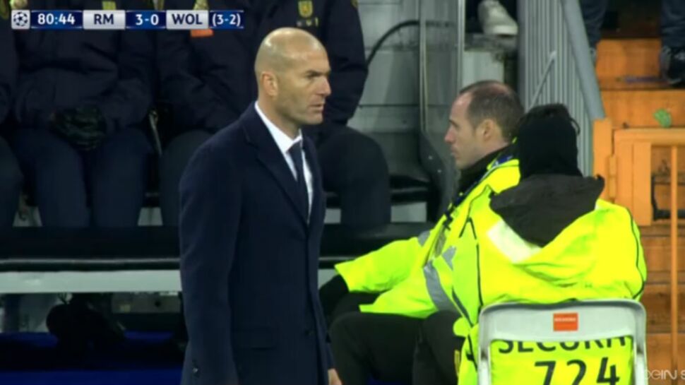 Zinédine Zidane craque son pantalon en plein match