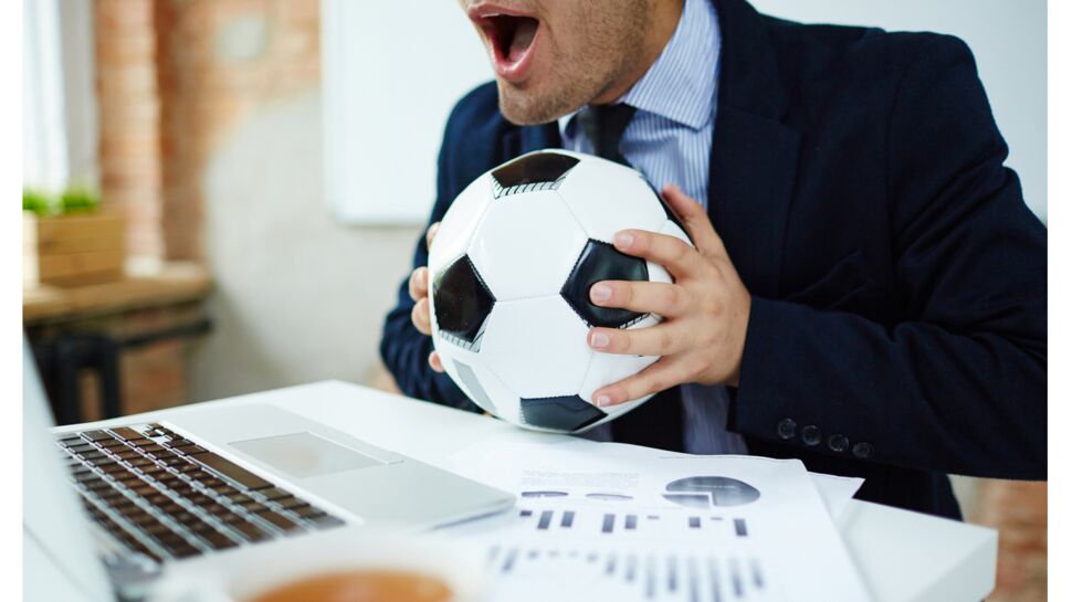 Peut-on se faire virer si l’on regarde le football au travail ?