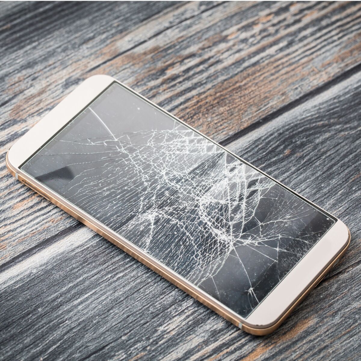 Écran de téléphone cassé : conseils et astuces pour le réparer
