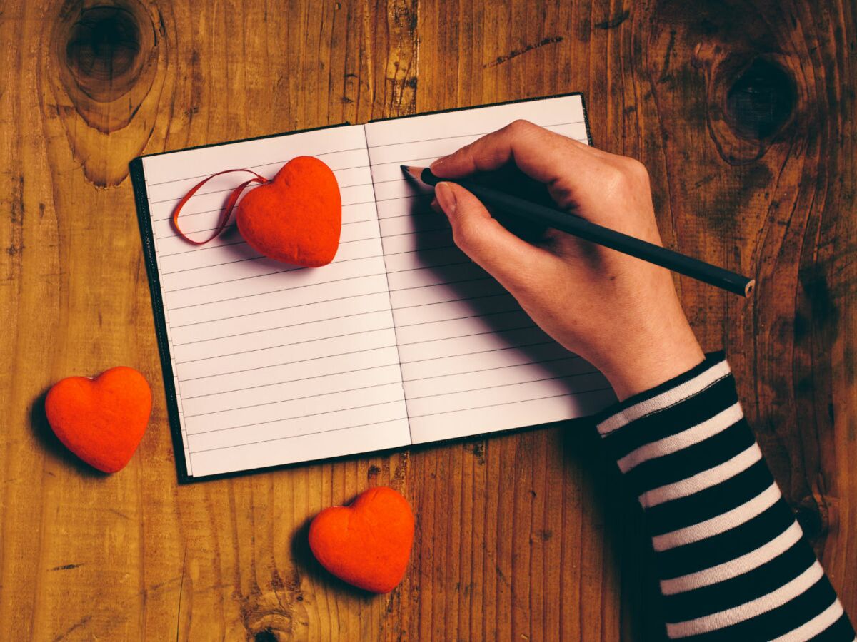 Comment écrire une lettre d'amour ? 3 conseils pour le faire fondre : Femme Actuelle Le MAG