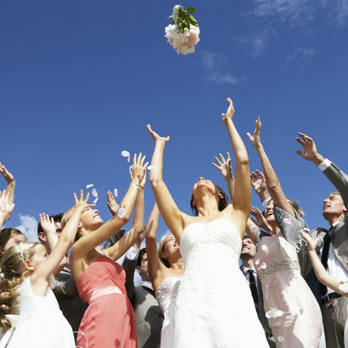 Букет кидать на свадьбу. Букет невесты для бросания. Невеста бросает букет. Невеста кидает букет. Невеста бросает букет на свадьбе.