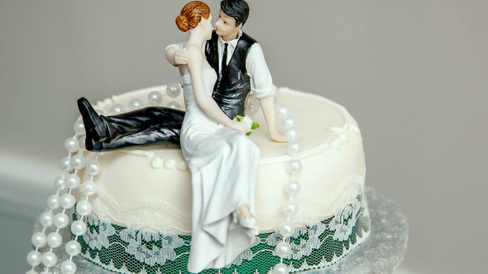 Ce couple mange une part de son gâteau de mariage chaque année depuis 60 ans
