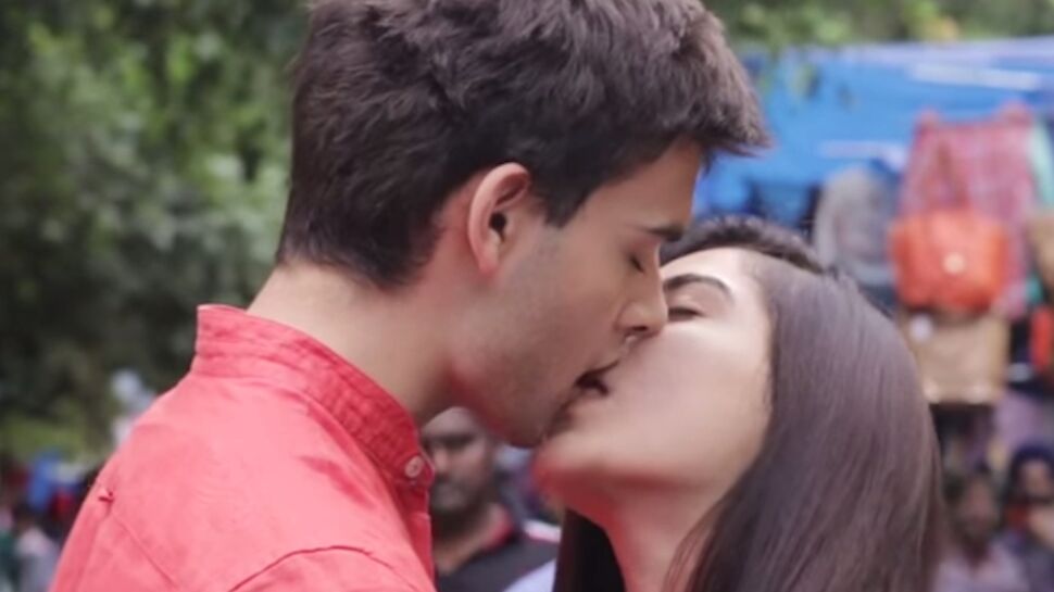De New Delhi à Rome : des couples s’embrassent aux quatre coins du monde