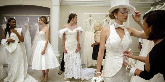 Un défilé de robes de mariée… en papier toilette
