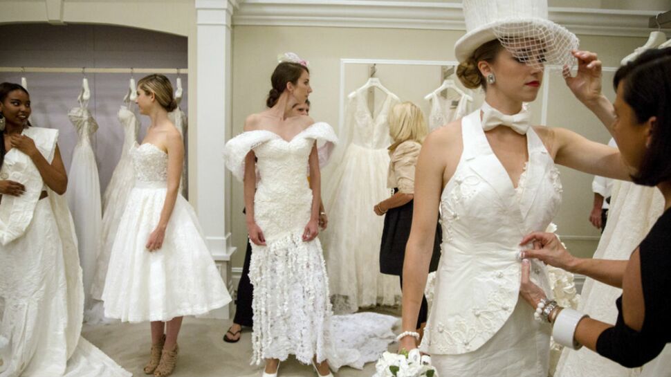 Un défilé de robes de mariée… en papier toilette