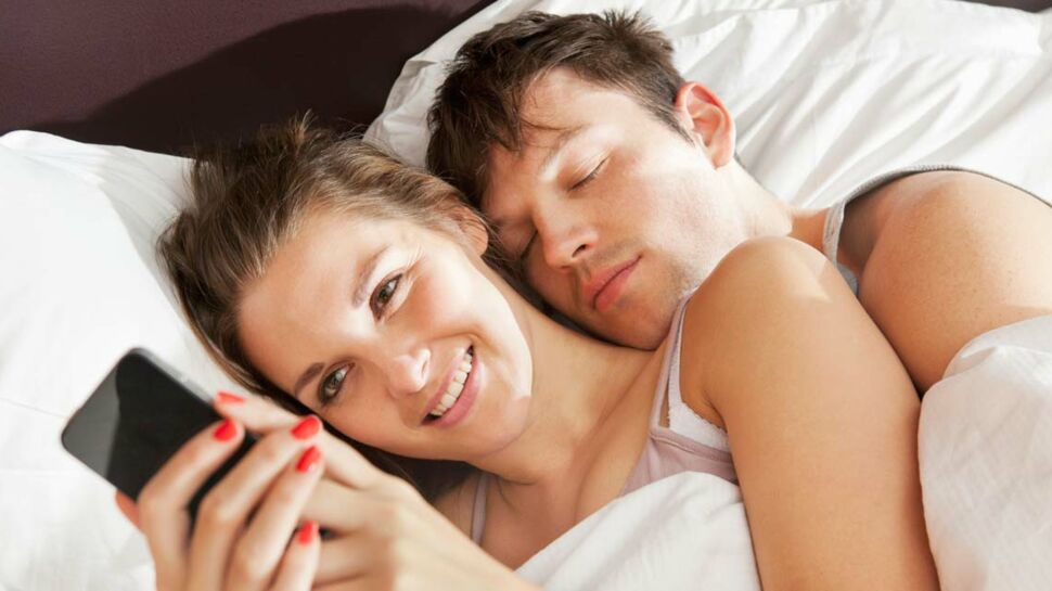 Le smartphone, meilleur ennemi du couple pendant les vacances