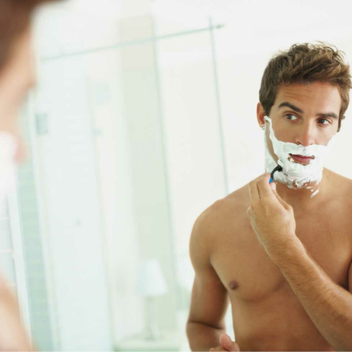 Брею мужу видео. Мужчина бреется. Идеальное бритье для мужчин. Мужчина бреется фото. Мужчина бреется в ванной.