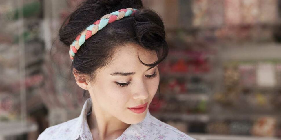 Vidéo : le bon geste pour placer un headband sur cheveux courts : Femme  Actuelle Le MAG