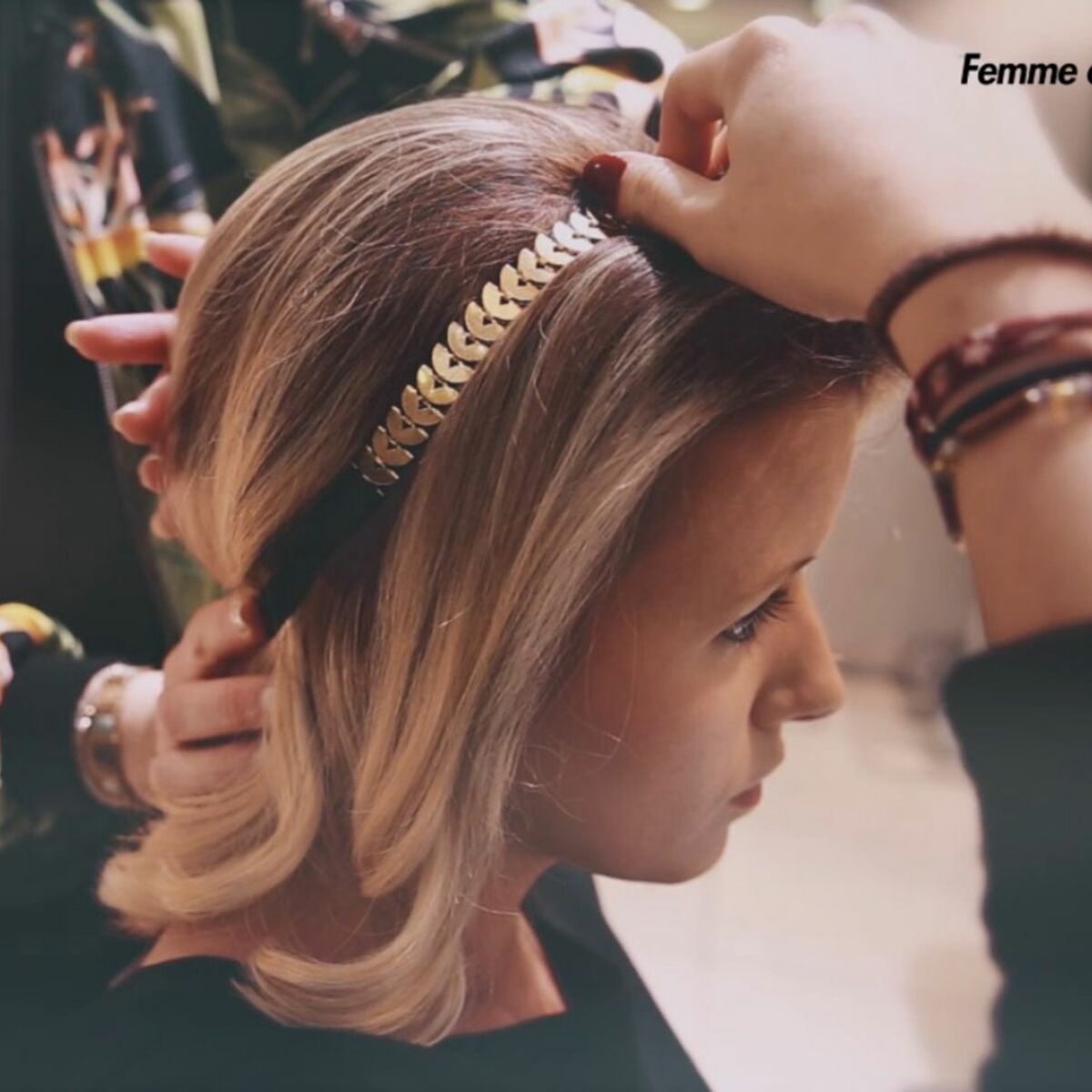Vidéo : le bon geste pour placer un headband sur cheveux courts : Femme  Actuelle Le MAG