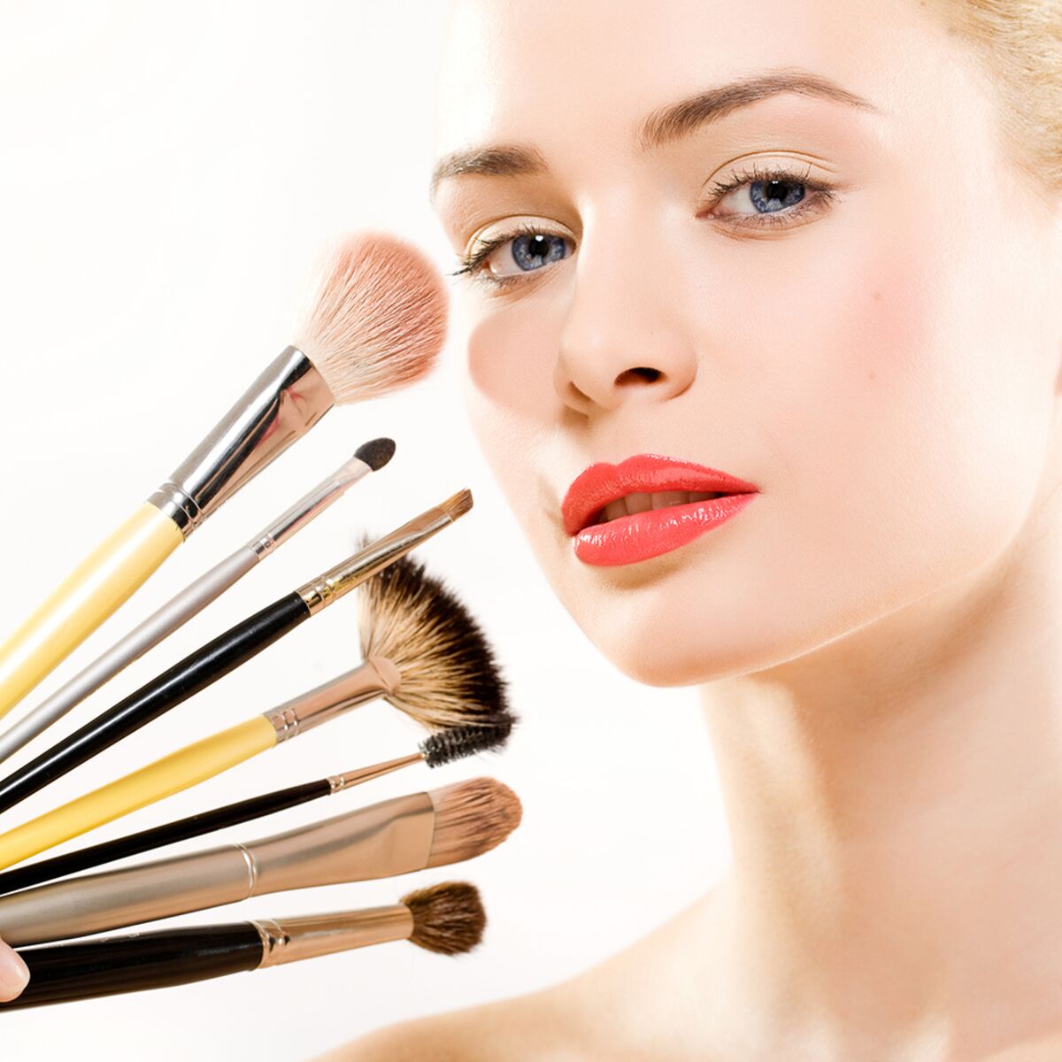 Véritables Outils De Maquillage Professionnels Et Accessoires Pinceaux Et  Rouges à Lèvres