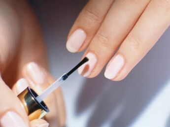 Des vernis traitants pour des ongles au top