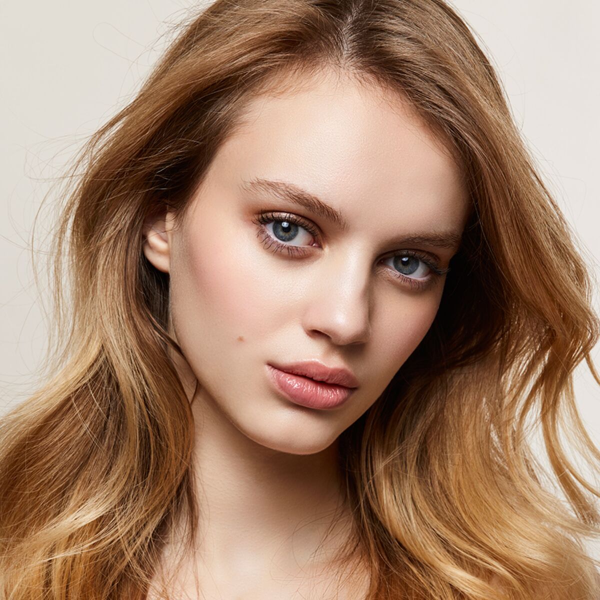 Maquillage des yeux : la tendance du make-up doré : Femme Actuelle