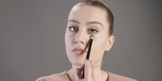 Tutoriel maquillage : l’application de l’anticernes (vidéo)