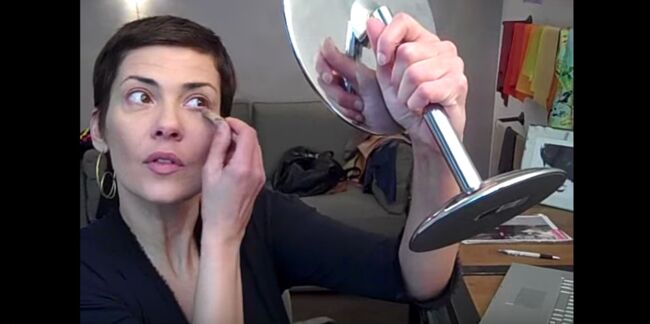 Vidéo : Cristina Cordula partage ses astuces pour un maquillage express