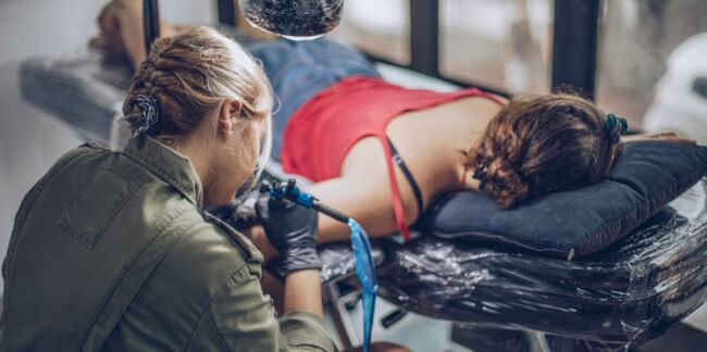 Top 10 des parties du corps improbables où se faire tatouer