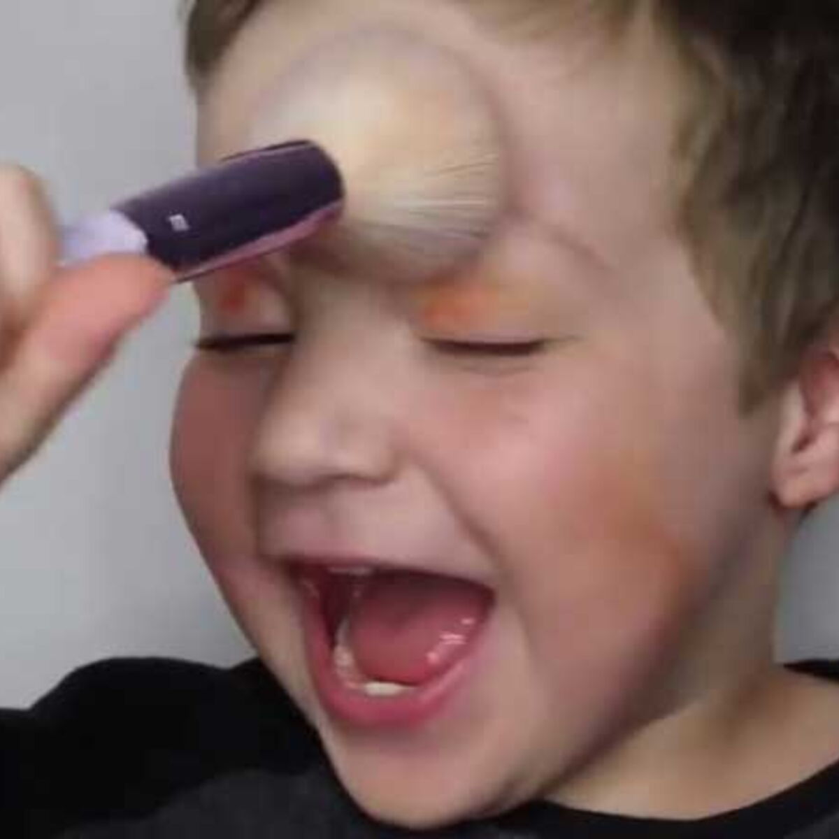 Video Le Fils D Une Youtubeuse Beaute Se Lance Dans Un Tuto Maquillage Rigolo Femme Actuelle Le Mag