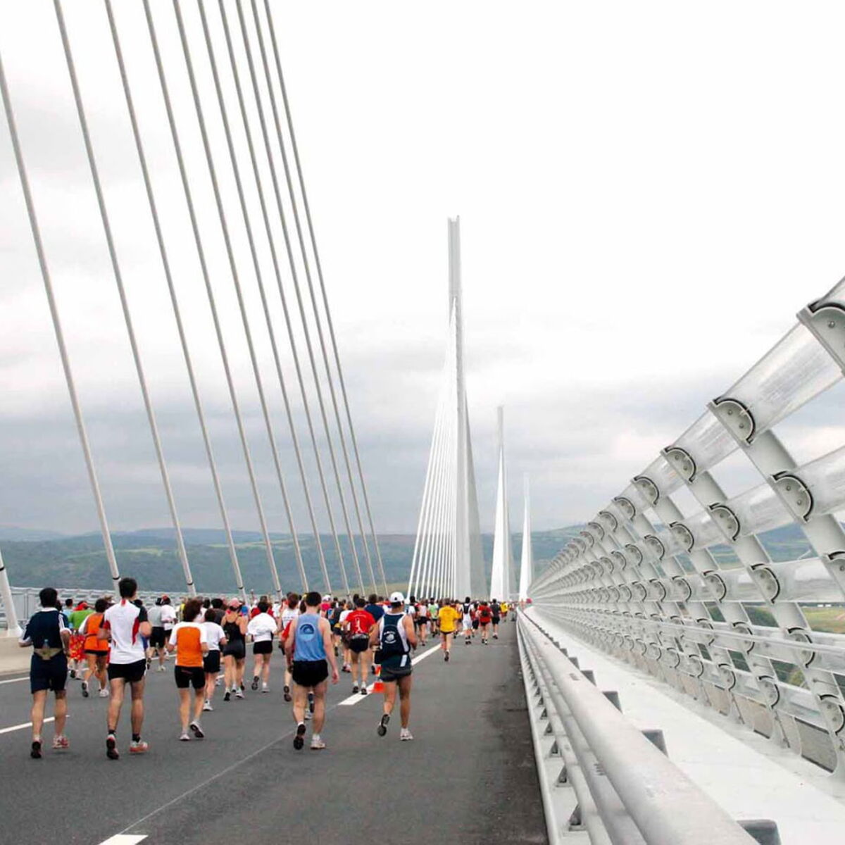 Une Course A Pied A 270 Metres Du Sol Sur Le Viaduc De Millau Femme Actuelle Le Mag