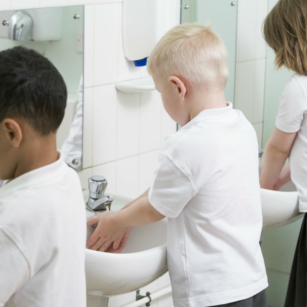 Pourquoi les enfants continuent de bouder les toilettes à l'école - Le  Parisien