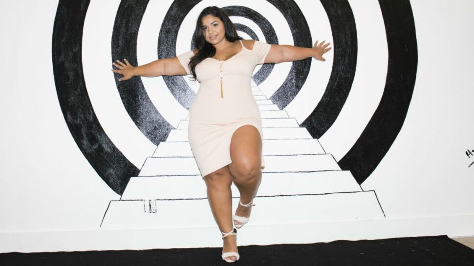 Une mannequin grande taille pose comme Kim Kardashian et invite les femmes à aimer leur corps
