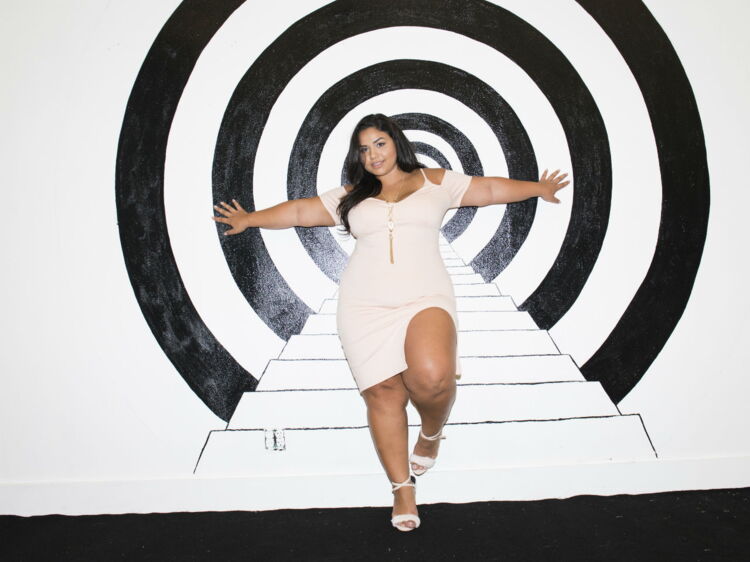 Une mannequin grande taille pose comme Kim Kardashian et invite les