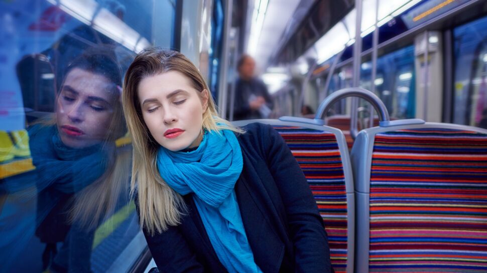 Découvrez pourquoi on se réveille toujours au bon arrêt lors d’une sieste dans les transports