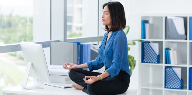 Yoga : 3 exercices à faire au bureau, ni vu, ni connu !