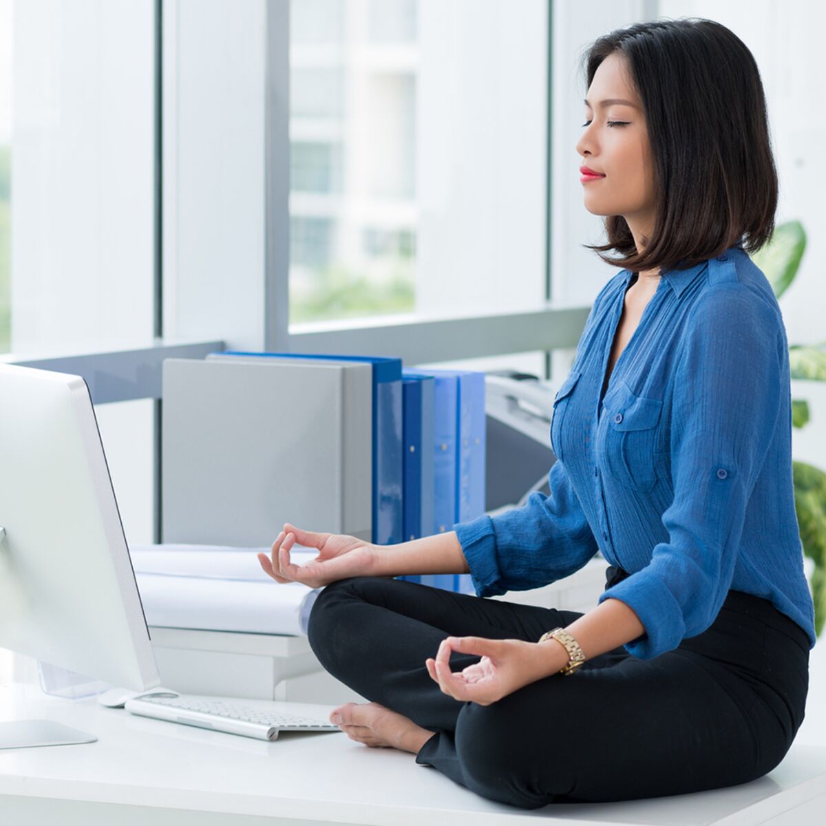 Yoga : 3 exercices à faire au bureau, ni vu, ni connu ! : Femme
