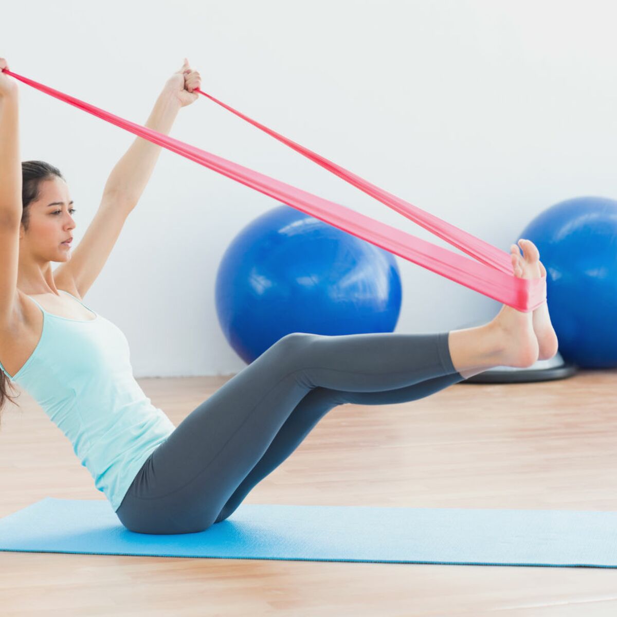 6 exercices avec une bande elastique à poignées - Ma routine fitness