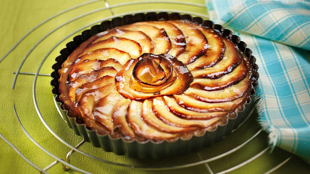 tarte aux pommes aux fleurs cuite au four